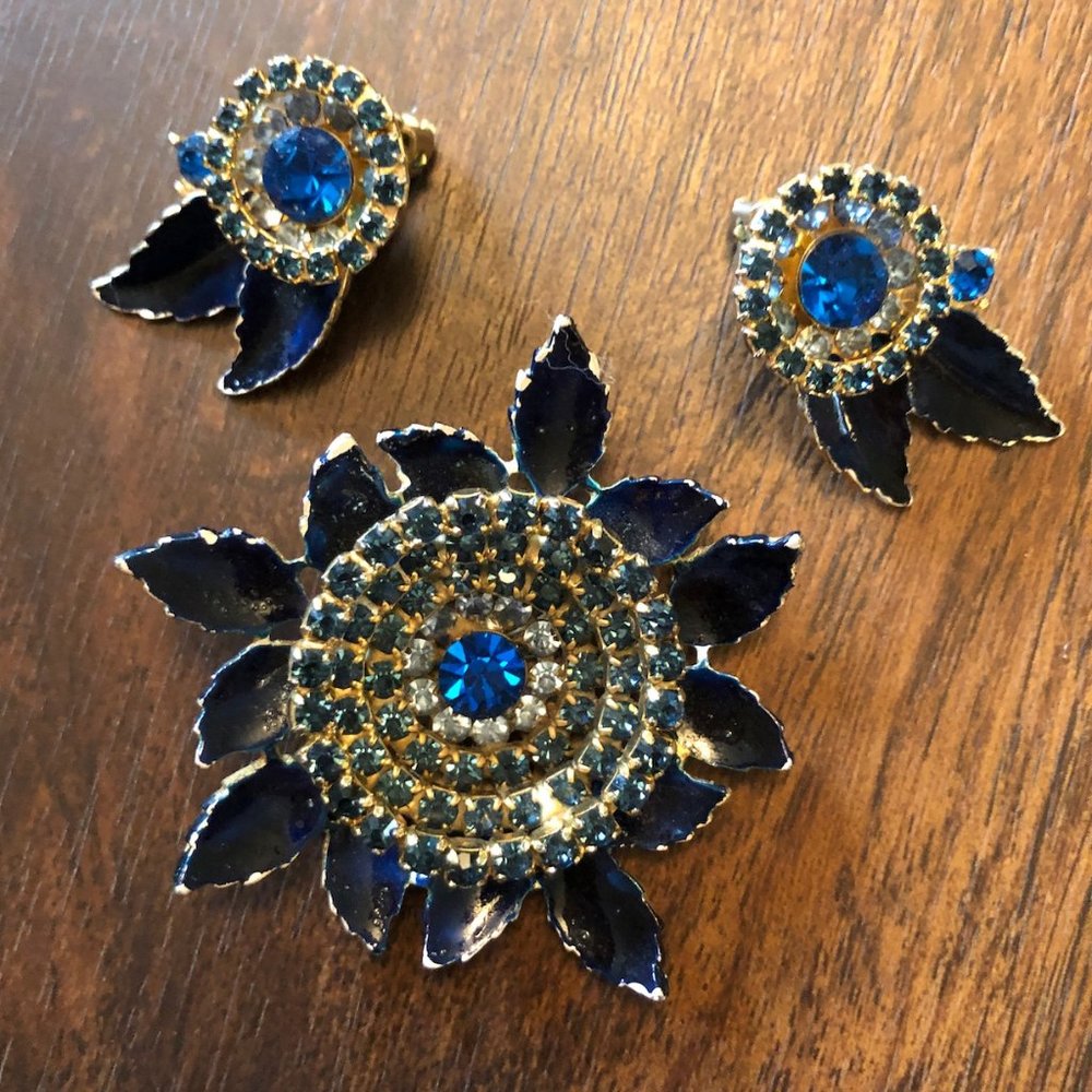 Weiss Sapphire Blue Rinestone Floral Burst Pin and Clip On Earrings. 3 pc Set